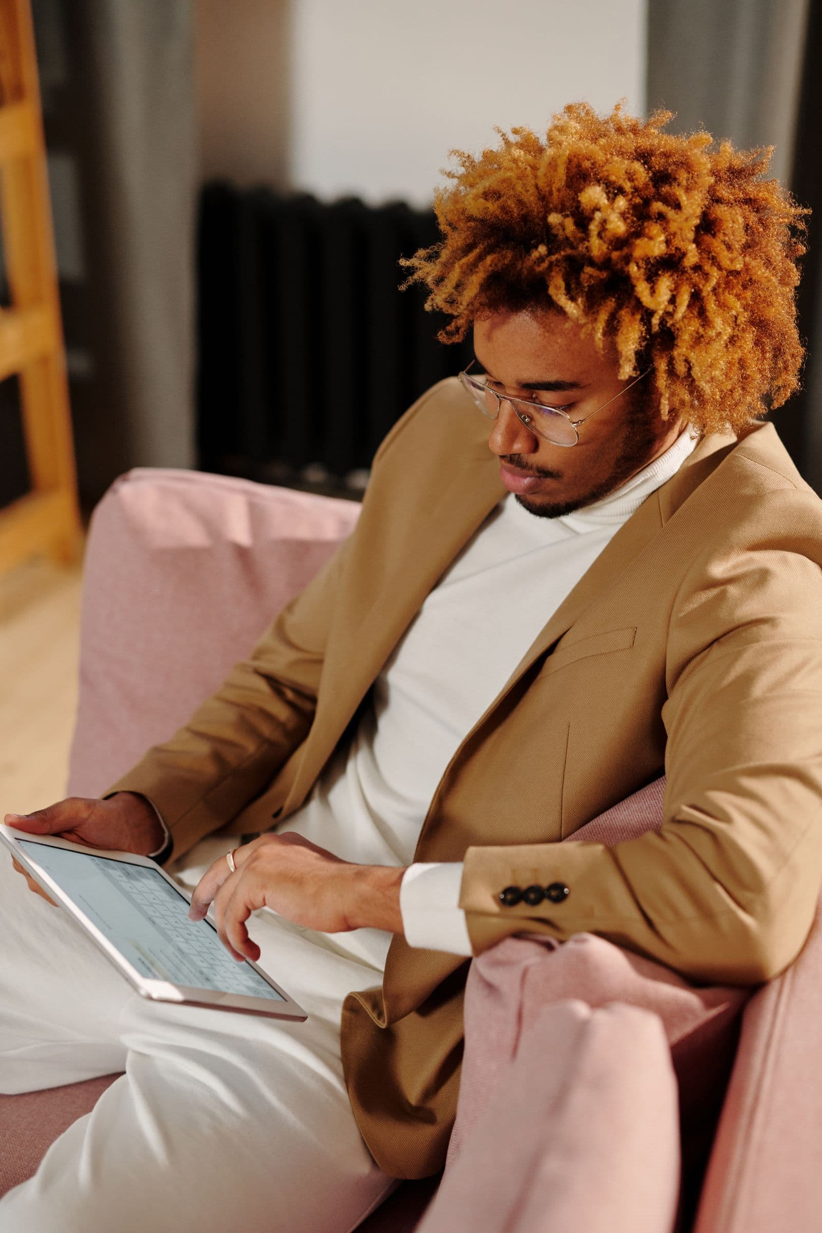 Un apprenant consulte un support de cours sur sa tablette